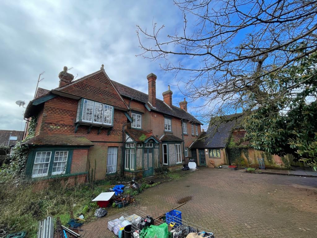 Lot: 96 - A SUBSTANTIAL ATTACHED PROPERTY WITH POTENTIAL - photo of the main building, annexe and forecourt